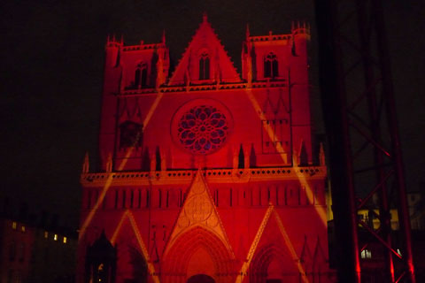 Cathédrale Saint-Jean en rouge