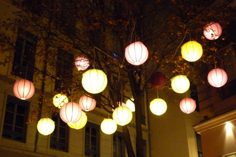 Lampions éclairés dans la rue