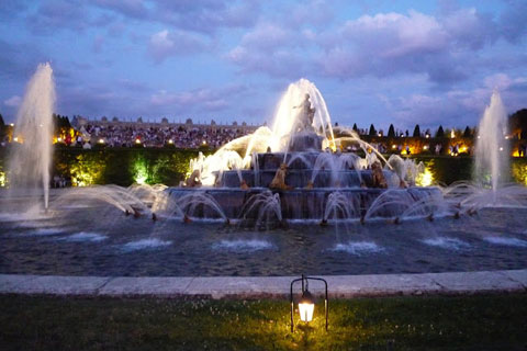 Grande fontaine de nuit