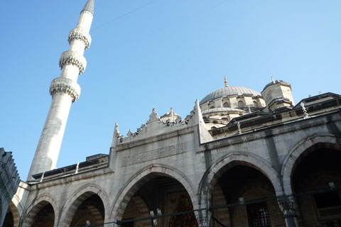 Contre-plongée de la Nouvelle mosquée