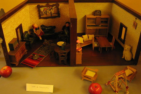 Maison de poupée ancienne
