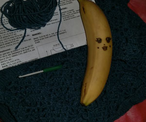 Madame banane qui tricote